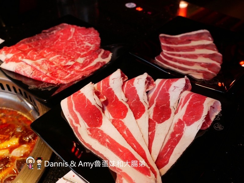 《新竹竹北火鍋吃到飽餐廳》小蒙牛頂級麻辣養生鍋（烤）竹北店 。火烤兩吃還有11月每日限量芋頭牛奶鍋可以嘗鮮。各式肉品海鮮杯裝哈根達斯冰淇淋啤酒隨你點︱（影片）