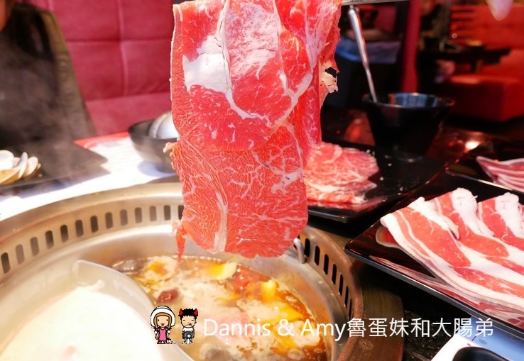 《新竹竹北火鍋吃到飽餐廳》小蒙牛頂級麻辣養生鍋（烤）竹北店 。火烤兩吃還有11月每日限量芋頭牛奶鍋可以嘗鮮。各式肉品海鮮杯裝哈根達斯冰淇淋啤酒隨你點︱（影片）