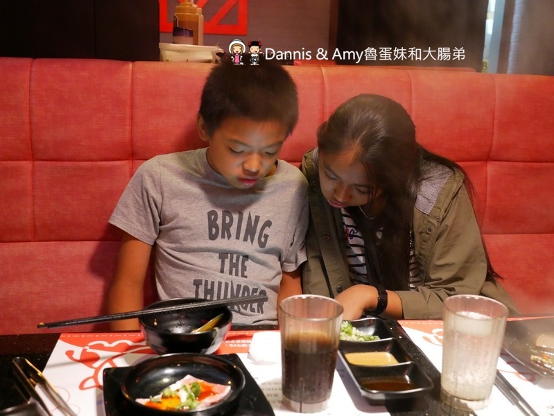 《新竹竹北火鍋吃到飽餐廳》小蒙牛頂級麻辣養生鍋（烤）竹北店 。火烤兩吃還有11月每日限量芋頭牛奶鍋可以嘗鮮。各式肉品海鮮杯裝哈根達斯冰淇淋啤酒隨你點︱（影片）