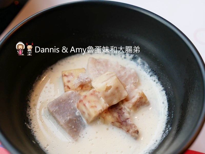 《新竹竹北火鍋吃到飽餐廳》小蒙牛頂級麻辣養生鍋（烤）竹北店 。火烤兩吃還有11月每日限量芋頭牛奶鍋可以嘗鮮。各式肉品海鮮杯裝哈根達斯冰淇淋啤酒隨你點︱（影片）