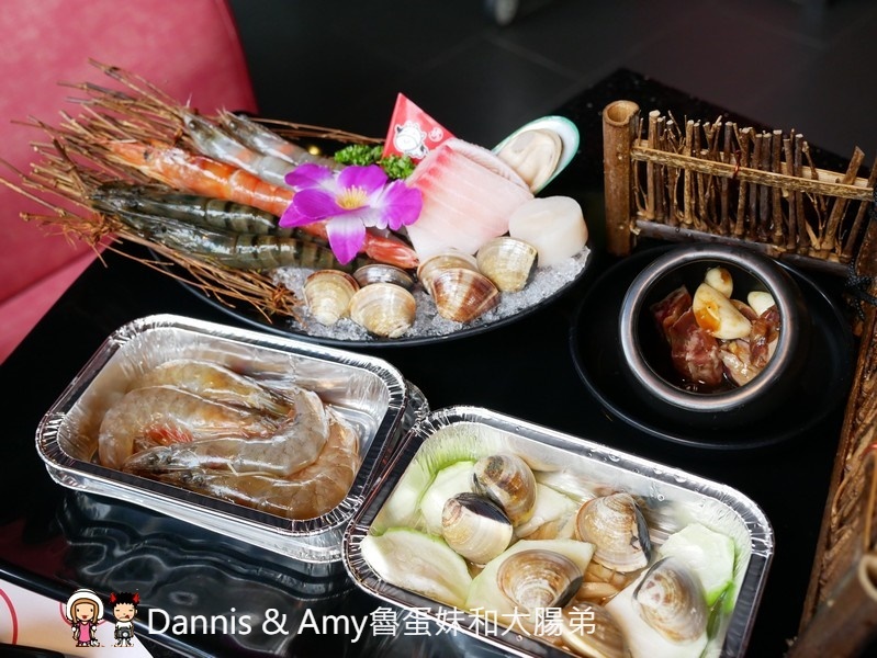 《新竹竹北火鍋吃到飽餐廳》小蒙牛頂級麻辣養生鍋（烤）竹北店 。火烤兩吃還有11月每日限量芋頭牛奶鍋可以嘗鮮。各式肉品海鮮杯裝哈根達斯冰淇淋啤酒隨你點︱（影片）