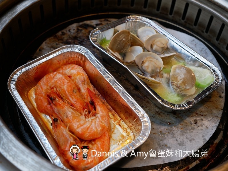 《新竹竹北火鍋吃到飽餐廳》小蒙牛頂級麻辣養生鍋（烤）竹北店 。火烤兩吃還有11月每日限量芋頭牛奶鍋可以嘗鮮。各式肉品海鮮杯裝哈根達斯冰淇淋啤酒隨你點︱（影片）