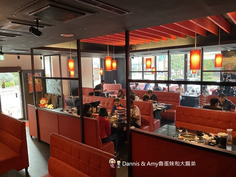 《新竹竹北火鍋吃到飽餐廳》小蒙牛頂級麻辣養生鍋（烤）竹北店 。火烤兩吃還有11月每日限量芋頭牛奶鍋可以嘗鮮。各式肉品海鮮杯裝哈根達斯冰淇淋啤酒隨你點︱（影片）