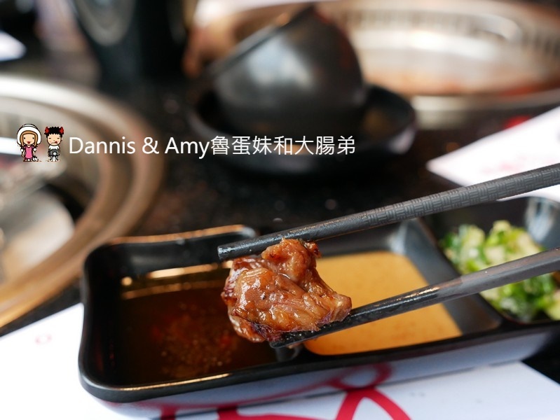 《新竹竹北火鍋吃到飽餐廳》小蒙牛頂級麻辣養生鍋（烤）竹北店 。火烤兩吃還有11月每日限量芋頭牛奶鍋可以嘗鮮。各式肉品海鮮杯裝哈根達斯冰淇淋啤酒隨你點︱（影片）