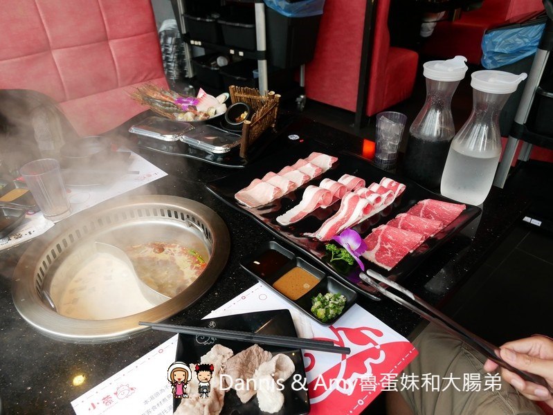 《新竹竹北火鍋吃到飽餐廳》小蒙牛頂級麻辣養生鍋（烤）竹北店 。火烤兩吃還有11月每日限量芋頭牛奶鍋可以嘗鮮。各式肉品海鮮杯裝哈根達斯冰淇淋啤酒隨你點︱（影片）