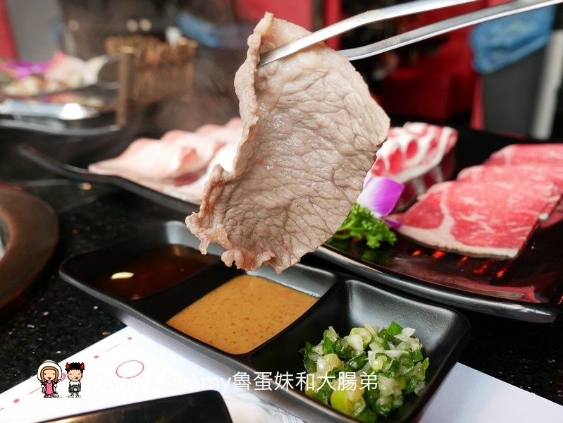 《新竹竹北火鍋吃到飽餐廳》小蒙牛頂級麻辣養生鍋（烤）竹北店 。火烤兩吃還有11月每日限量芋頭牛奶鍋可以嘗鮮。各式肉品海鮮杯裝哈根達斯冰淇淋啤酒隨你點︱（影片）