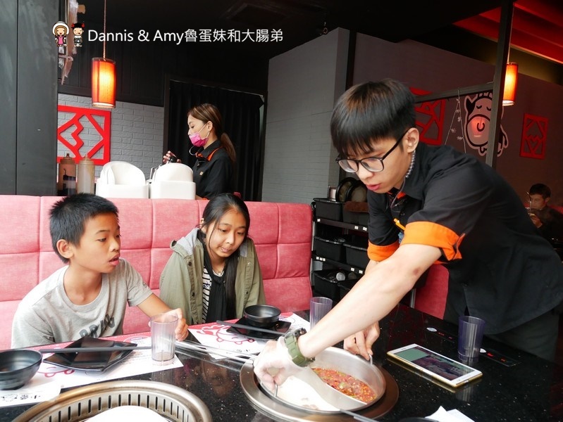 《新竹竹北火鍋吃到飽餐廳》小蒙牛頂級麻辣養生鍋（烤）竹北店 。火烤兩吃還有11月每日限量芋頭牛奶鍋可以嘗鮮。各式肉品海鮮杯裝哈根達斯冰淇淋啤酒隨你點︱（影片）