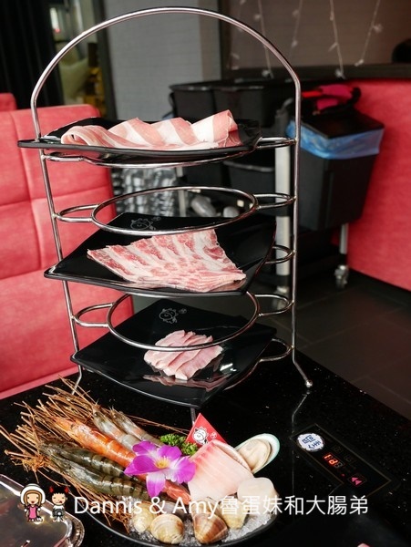 《新竹竹北火鍋吃到飽餐廳》小蒙牛頂級麻辣養生鍋（烤）竹北店 。火烤兩吃還有11月每日限量芋頭牛奶鍋可以嘗鮮。各式肉品海鮮杯裝哈根達斯冰淇淋啤酒隨你點︱（影片）