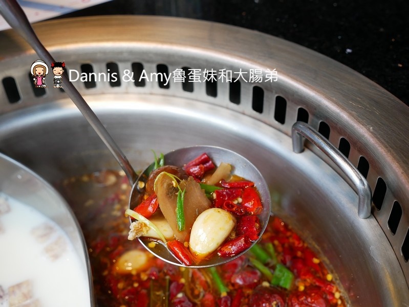 《新竹竹北火鍋吃到飽餐廳》小蒙牛頂級麻辣養生鍋（烤）竹北店 。火烤兩吃還有11月每日限量芋頭牛奶鍋可以嘗鮮。各式肉品海鮮杯裝哈根達斯冰淇淋啤酒隨你點︱（影片）