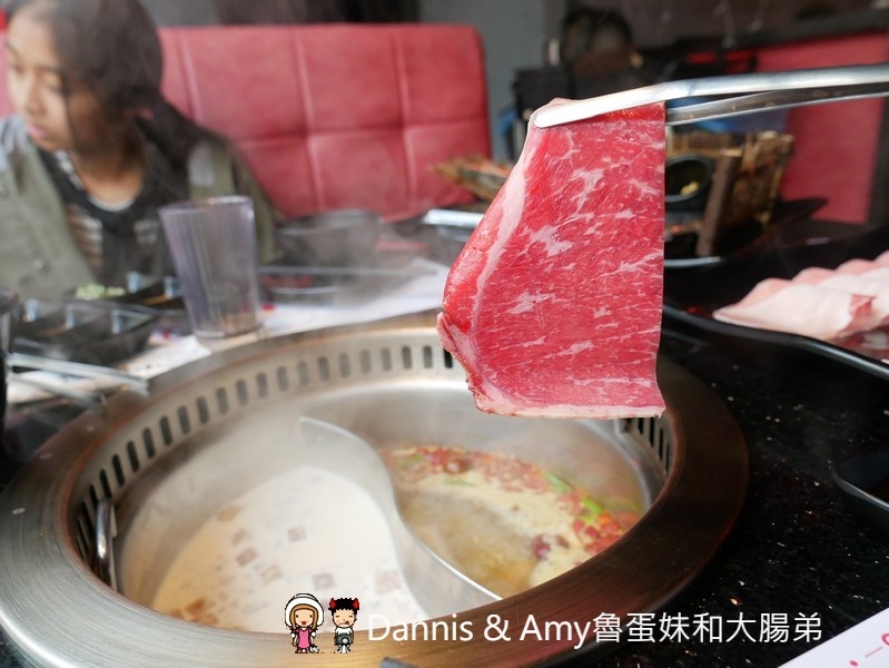 《新竹竹北火鍋吃到飽餐廳》小蒙牛頂級麻辣養生鍋（烤）竹北店 。火烤兩吃還有11月每日限量芋頭牛奶鍋可以嘗鮮。各式肉品海鮮杯裝哈根達斯冰淇淋啤酒隨你點︱（影片）