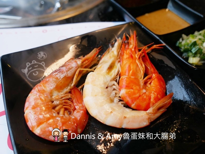 《新竹竹北火鍋吃到飽餐廳》小蒙牛頂級麻辣養生鍋（烤）竹北店 。火烤兩吃還有11月每日限量芋頭牛奶鍋可以嘗鮮。各式肉品海鮮杯裝哈根達斯冰淇淋啤酒隨你點︱（影片）