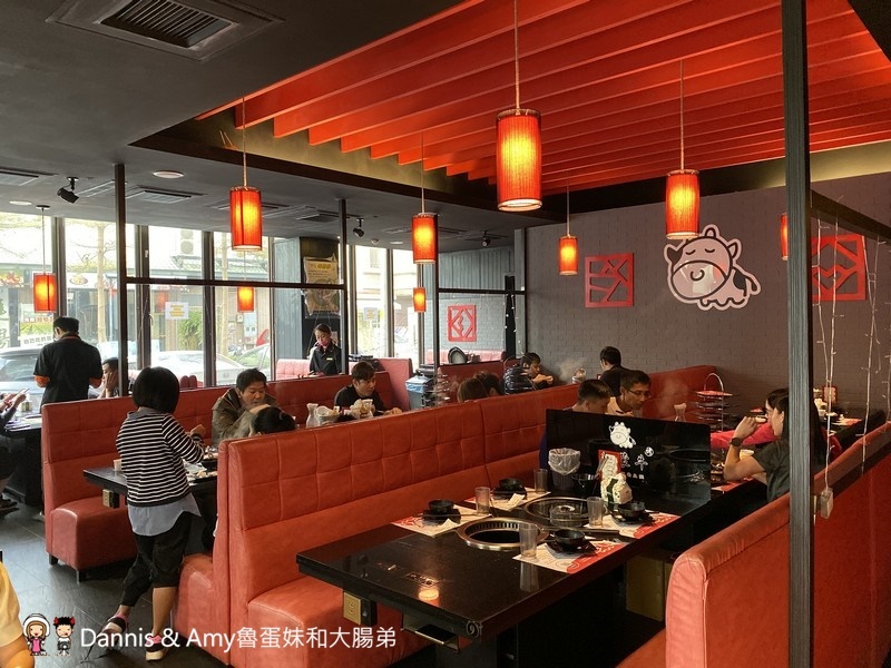 《新竹竹北火鍋吃到飽餐廳》小蒙牛頂級麻辣養生鍋（烤）竹北店 。火烤兩吃還有11月每日限量芋頭牛奶鍋可以嘗鮮。各式肉品海鮮杯裝哈根達斯冰淇淋啤酒隨你點︱（影片）