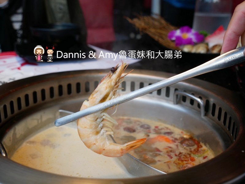 《新竹竹北火鍋吃到飽餐廳》小蒙牛頂級麻辣養生鍋（烤）竹北店 。火烤兩吃還有11月每日限量芋頭牛奶鍋可以嘗鮮。各式肉品海鮮杯裝哈根達斯冰淇淋啤酒隨你點︱（影片）