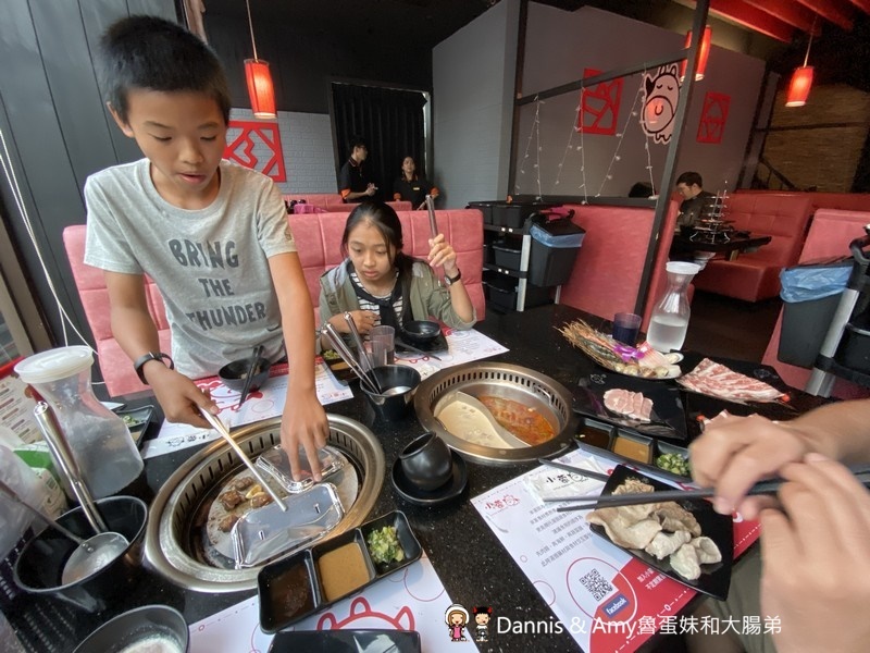 《新竹竹北火鍋吃到飽餐廳》小蒙牛頂級麻辣養生鍋（烤）竹北店 。火烤兩吃還有11月每日限量芋頭牛奶鍋可以嘗鮮。各式肉品海鮮杯裝哈根達斯冰淇淋啤酒隨你點︱（影片）