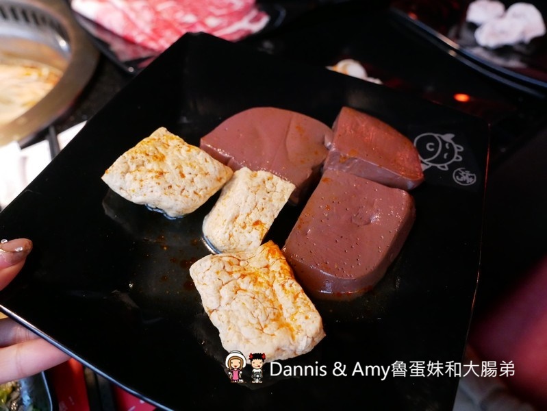 《新竹竹北火鍋吃到飽餐廳》小蒙牛頂級麻辣養生鍋（烤）竹北店 。火烤兩吃還有11月每日限量芋頭牛奶鍋可以嘗鮮。各式肉品海鮮杯裝哈根達斯冰淇淋啤酒隨你點︱（影片）