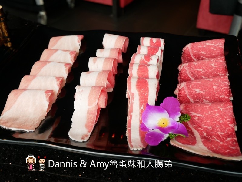 《新竹竹北火鍋吃到飽餐廳》小蒙牛頂級麻辣養生鍋（烤）竹北店 。火烤兩吃還有11月每日限量芋頭牛奶鍋可以嘗鮮。各式肉品海鮮杯裝哈根達斯冰淇淋啤酒隨你點︱（影片）