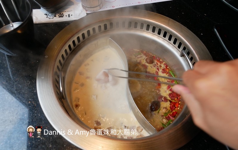 《新竹竹北火鍋吃到飽餐廳》小蒙牛頂級麻辣養生鍋（烤）竹北店 。火烤兩吃還有11月每日限量芋頭牛奶鍋可以嘗鮮。各式肉品海鮮杯裝哈根達斯冰淇淋啤酒隨你點︱（影片）