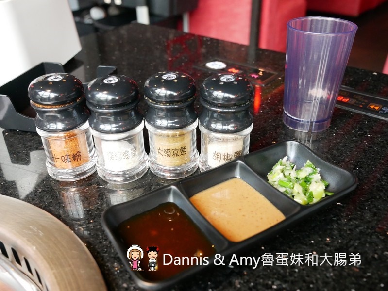 《新竹竹北火鍋吃到飽餐廳》小蒙牛頂級麻辣養生鍋（烤）竹北店 。火烤兩吃還有11月每日限量芋頭牛奶鍋可以嘗鮮。各式肉品海鮮杯裝哈根達斯冰淇淋啤酒隨你點︱（影片）