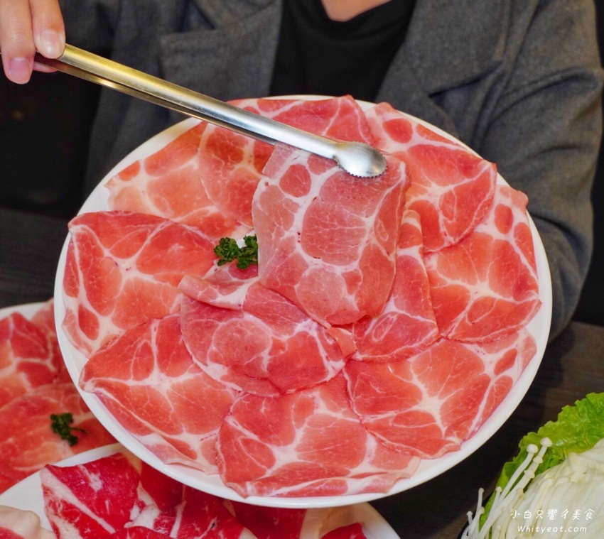 高雄火鍋【舞古賀鍋物專門店 -天祥店】痛風蝦爆海陸套餐好浮誇！菜盤還能換肉盤好佛心 高雄美食l高雄聚餐 | 小白只饗ㄔ美食