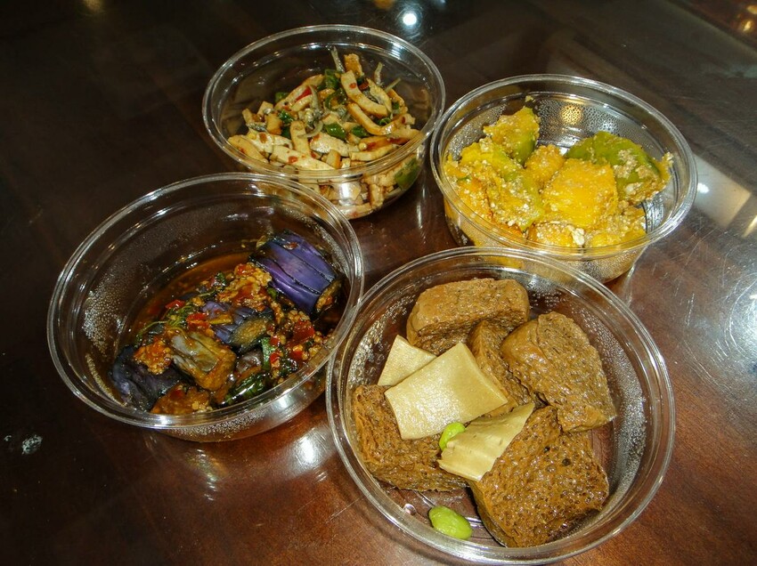 【美食】「菱東方」排骨蛋炒飯、紅油皮蛋麵、紅油抄手,中和炒飯