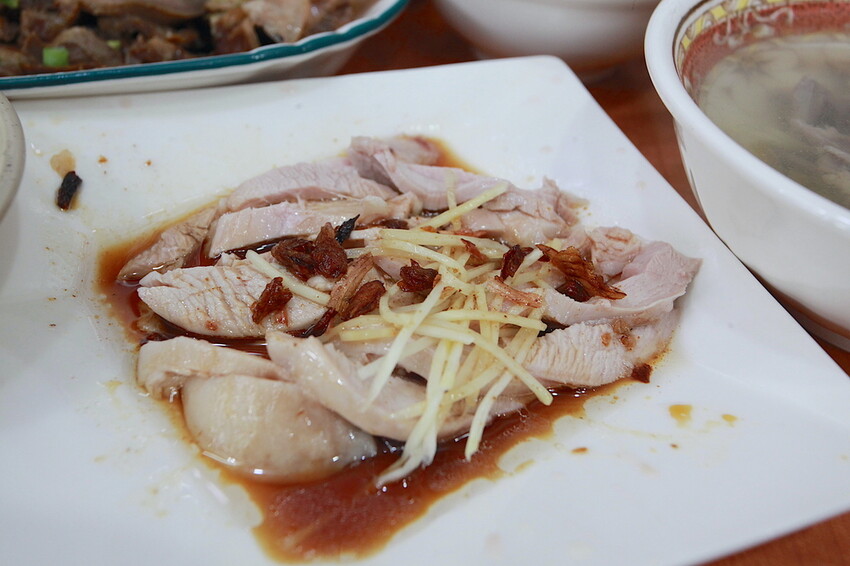 吃。嘉義市|東區。「民主火雞肉飯」榮獲嘉義火雞肉節特優獎第一名,備有停車場顧客絡繹不絕火雞肉專門店「