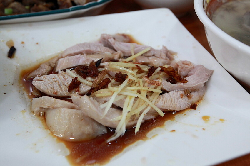 吃。嘉義市|東區。「民主火雞肉飯」榮獲嘉義火雞肉節特優獎第一名,備有停車場顧客絡繹不絕火雞肉專門店「