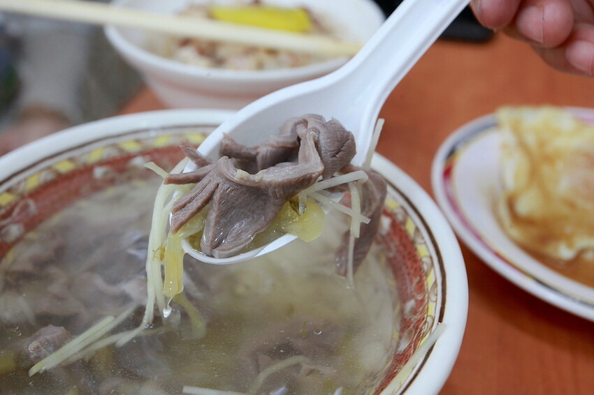 吃。嘉義市|東區。「民主火雞肉飯」榮獲嘉義火雞肉節特優獎第一名,備有停車場顧客絡繹不絕火雞肉專門店「