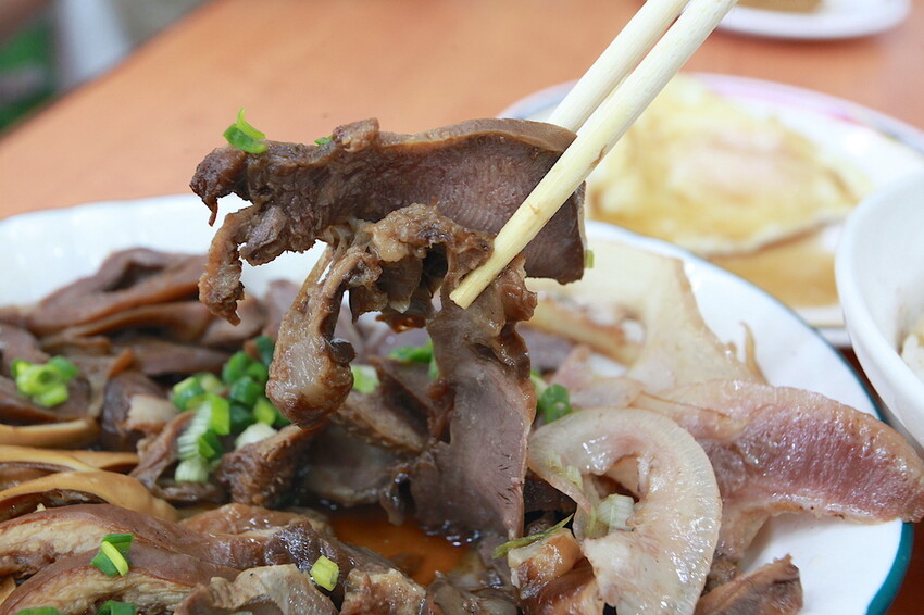 吃。嘉義市|東區。「民主火雞肉飯」榮獲嘉義火雞肉節特優獎第一名,備有停車場顧客絡繹不絕火雞肉專門店「