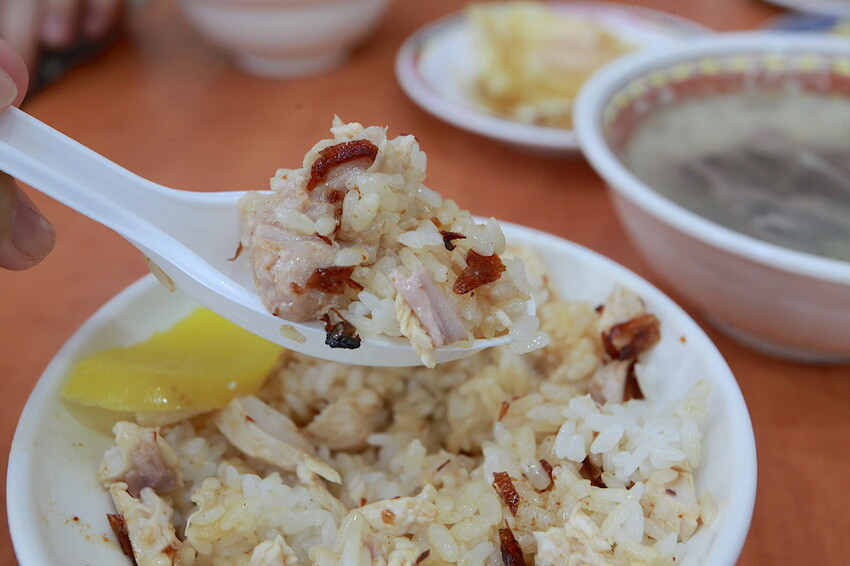 吃。嘉義市|東區。「民主火雞肉飯」榮獲嘉義火雞肉節特優獎第一名,備有停車場顧客絡繹不絕火雞肉專門店「