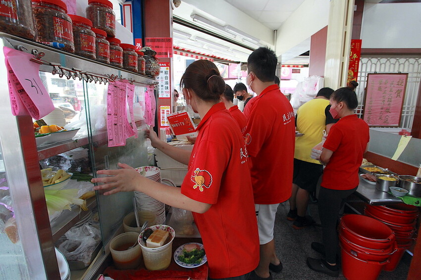 吃。嘉義市|東區。「民主火雞肉飯」榮獲嘉義火雞肉節特優獎第一名,備有停車場顧客絡繹不絕火雞肉專門店「