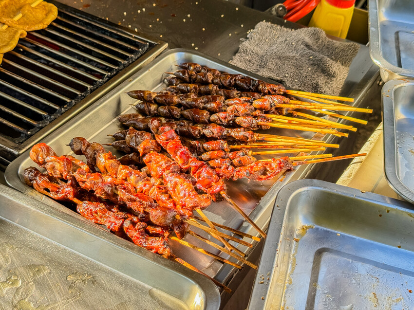 翹屁股燒烤傳承二代的高雄人氣美食，必備烤肉醬等你來品嚐。