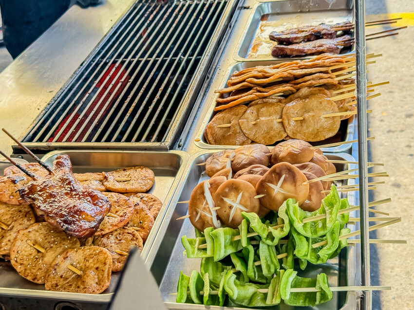 翹屁股燒烤傳承二代的高雄人氣美食，必備烤肉醬等你來品嚐。