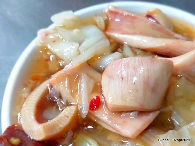 「板橋宮口街生炒魷魚＆炸蘿蔔糕」(Raw fried squid & fried radish cake booth), Hsinpei city, Taiwan, April 2, 2021.