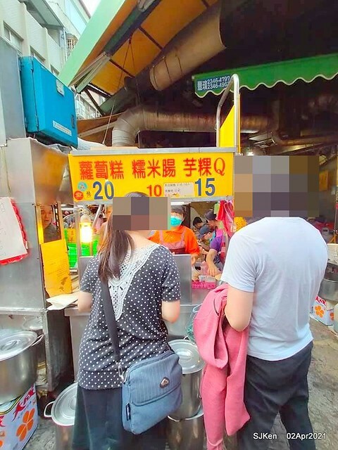「板橋宮口街生炒魷魚＆炸蘿蔔糕」(Raw fried squid & fried radish cake booth), Hsinpei city, Taiwan, April 2, 2021.