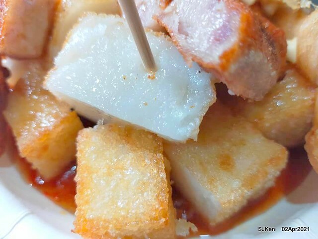 「板橋宮口街生炒魷魚＆炸蘿蔔糕」(Raw fried squid & fried radish cake booth), Hsinpei city, Taiwan, April 2, 2021.