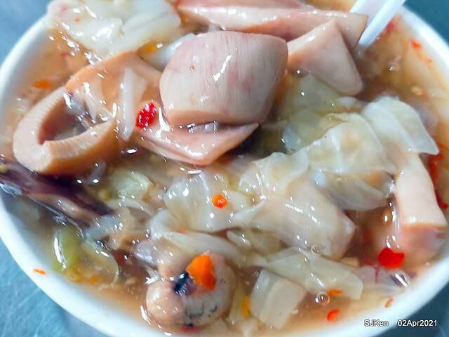 「板橋宮口街生炒魷魚＆炸蘿蔔糕」(Raw fried squid & fried radish cake booth), Hsinpei city, Taiwan, April 2, 2021.