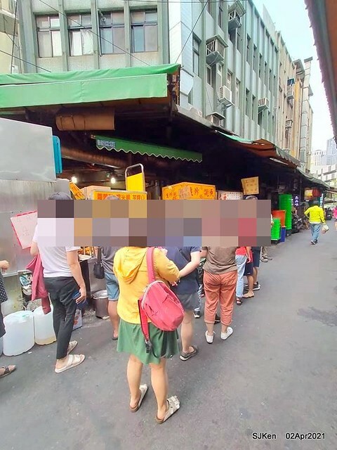 「板橋宮口街生炒魷魚＆炸蘿蔔糕」(Raw fried squid & fried radish cake booth), Hsinpei city, Taiwan, April 2, 2021.
