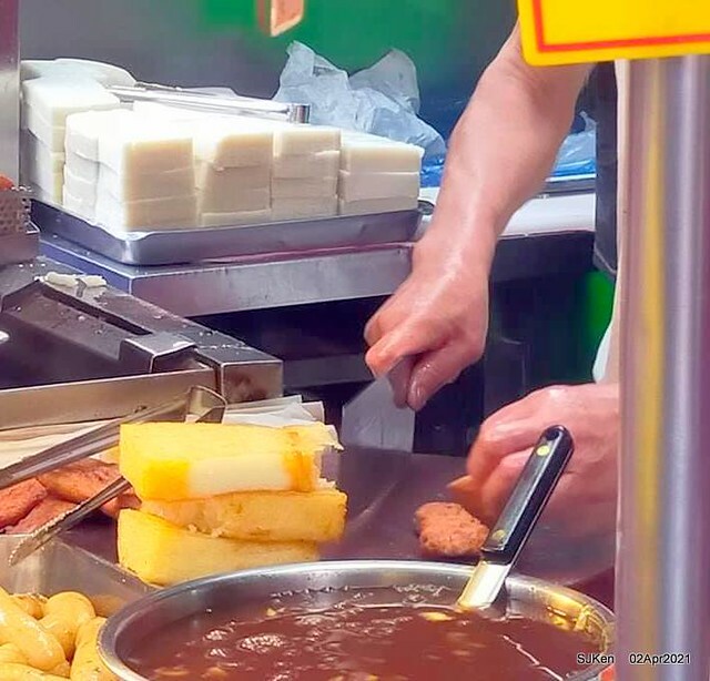 「板橋宮口街生炒魷魚＆炸蘿蔔糕」(Raw fried squid & fried radish cake booth), Hsinpei city, Taiwan, April 2, 2021.