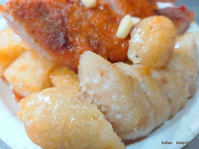「板橋宮口街生炒魷魚＆炸蘿蔔糕」(Raw fried squid & fried radish cake booth), Hsinpei city, Taiwan, April 2, 2021.