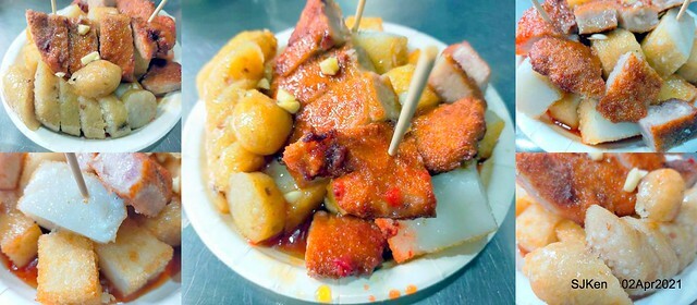 「板橋宮口街生炒魷魚＆炸蘿蔔糕」(Raw fried squid & fried radish cake booth), Hsinpei city, Taiwan, April 2, 2021.