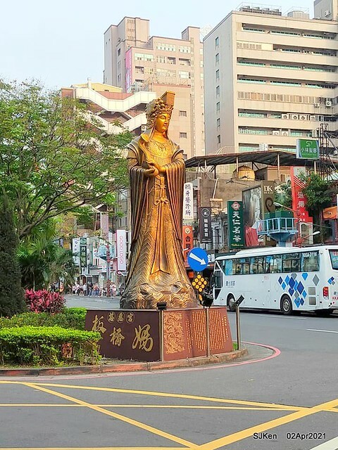 「板橋宮口街生炒魷魚＆炸蘿蔔糕」(Raw fried squid & fried radish cake booth), Hsinpei city, Taiwan, April 2, 2021.