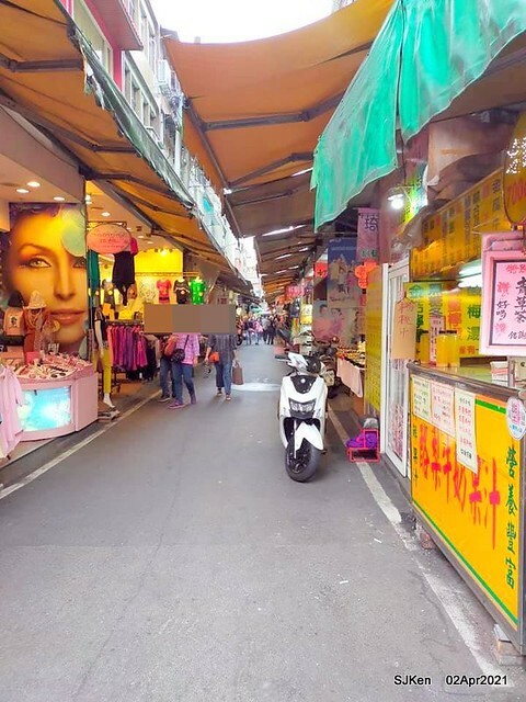 「板橋宮口街生炒魷魚＆炸蘿蔔糕」(Raw fried squid & fried radish cake booth), Hsinpei city, Taiwan, April 2, 2021.