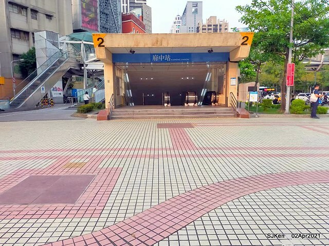 「板橋宮口街生炒魷魚＆炸蘿蔔糕」(Raw fried squid & fried radish cake booth), Hsinpei city, Taiwan, April 2, 2021.
