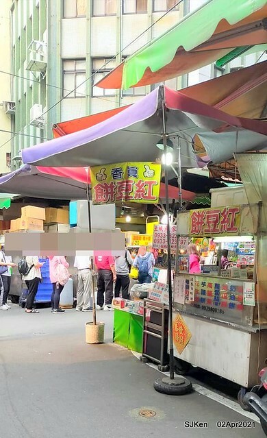 「板橋宮口街生炒魷魚＆炸蘿蔔糕」(Raw fried squid & fried radish cake booth), Hsinpei city, Taiwan, April 2, 2021.