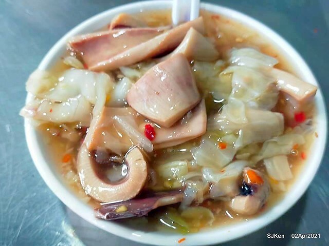 「板橋宮口街生炒魷魚＆炸蘿蔔糕」(Raw fried squid & fried radish cake booth), Hsinpei city, Taiwan, April 2, 2021.