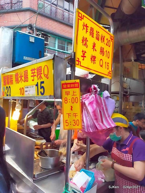 「板橋宮口街生炒魷魚＆炸蘿蔔糕」(Raw fried squid & fried radish cake booth), Hsinpei city, Taiwan, April 2, 2021.