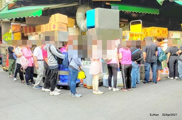 「板橋宮口街生炒魷魚＆炸蘿蔔糕」(Raw fried squid & fried radish cake booth), Hsinpei city, Taiwan, April 2, 2021.