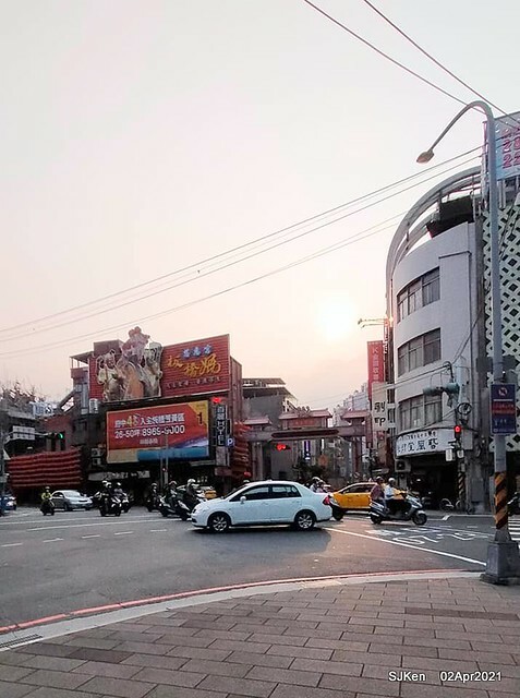「板橋宮口街生炒魷魚＆炸蘿蔔糕」(Raw fried squid & fried radish cake booth), Hsinpei city, Taiwan, April 2, 2021.