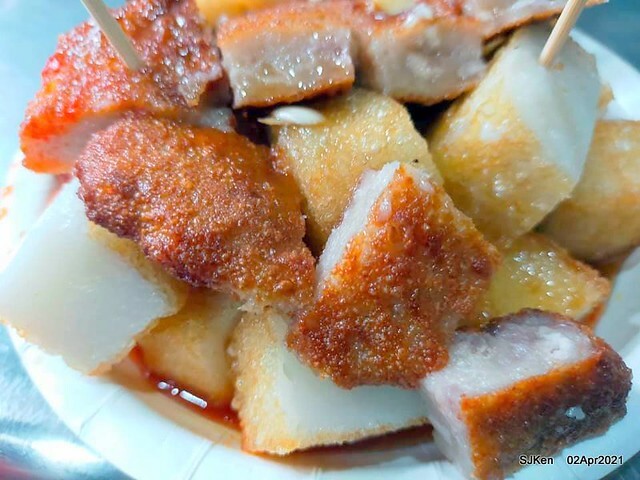 「板橋宮口街生炒魷魚＆炸蘿蔔糕」(Raw fried squid & fried radish cake booth), Hsinpei city, Taiwan, April 2, 2021.