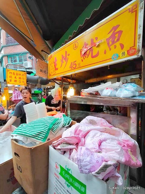 「板橋宮口街生炒魷魚＆炸蘿蔔糕」(Raw fried squid & fried radish cake booth), Hsinpei city, Taiwan, April 2, 2021.